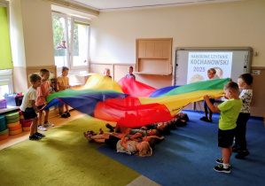 Dzieci bawią się chustą animacyjną