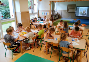 Dzieci malują farbami
