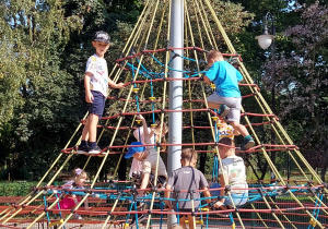 Dzieci bawią się na placu zabaw w parku