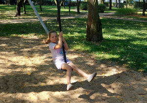 Dzieci bawią się na placu zabaw w parku