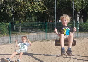Dzieci bawią się na placu zabaw w parku