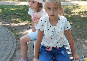 Dziewczynki pozują do zdjęcia w parku