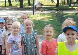 Dzieci idą do parku
