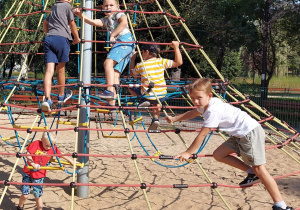 Dzieci bawią się na placu zabaw w parku