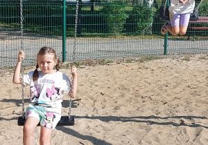 Dzieci bawią się na plac zabaw w parku