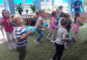 Dzieci biorą udział w zajęciach sportowych