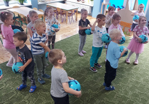 Dzieci biorą udział w zajęciach sportowych