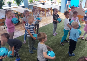 Dzieci biorą udział w zajęciach sportowych