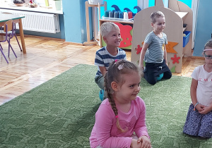 Dzieci biorą udział w zajęciach sportowych