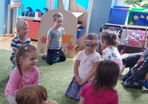 Dzieci biorą udział w zajęciach sportowych