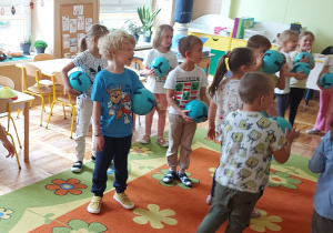 Dzieci biorą udział w zajęciach sportowych