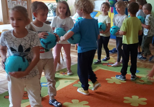 Dzieci biorą udział w zajęciach sportowych