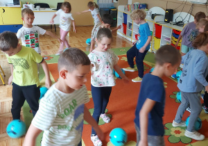 Dzieci biorą udział w zajęciach sportowych