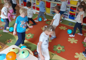 Dzieci biorą udział w zajęciach sportowych