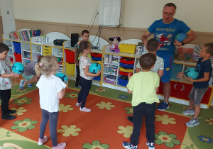 Dzieci biorą udział w zajęciach sportowych