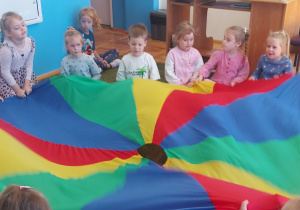Dzieci bawią się z wykorzystaniem chusty animacyjnej