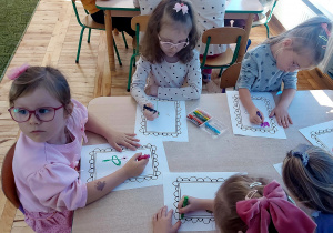 Dzieci wykonują prace plastyczne pastelami olejnymi