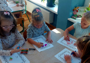 Dzieci wykonują prace plastyczne pastelami olejnymi