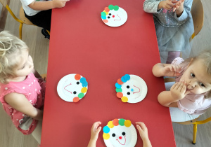 Dzieci wykonują pracę techniczną na papierowych talerzykach