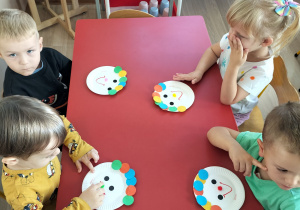 Dzieci wykonują pracę techniczną na papierowych talerzykach