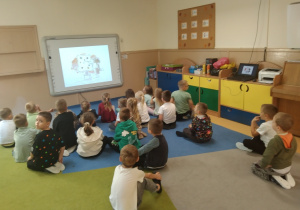 6-latki oglądają film edukacyjny o kropce