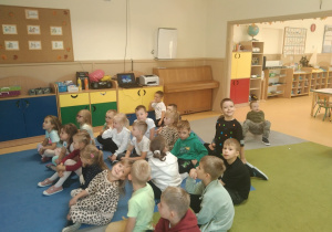 Dzieci oglądają film edukacyjny Kropka