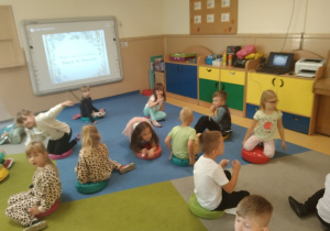 Dzieci uczestniczą w zabawie