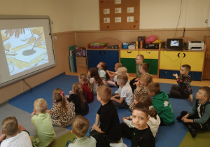 Przedszkolaki oglądają film edukacyjny Kropka