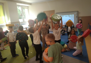 Przedszkolaki uczestniczą w zabawie ruchowej