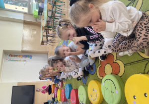 Dzieci bawią się z kropkami.