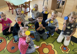 Dzieci pokazują kropki.