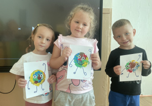 Dzieci pozują do zdjęcia.