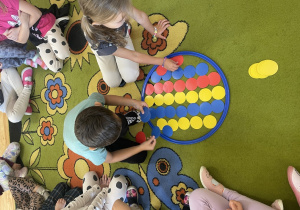 Dzieci układaja kropki.