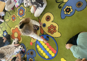 Dziecko układa rytm.