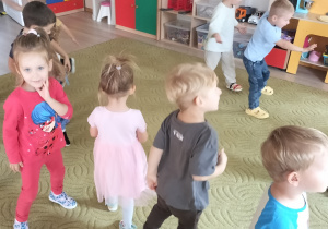 Dzieci bawią się w sali przedszkolnej