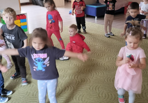 Dzieci bawią się w sali przedszkolnej