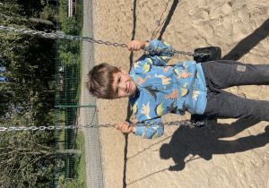 Chłopiec pozuje do zdjęcia.