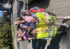 Dzieci idą na wycieczkę.