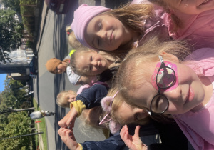 Dzieci pozują do zdjęcia