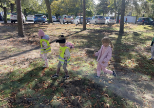 Dzieci zbierają kasztany.