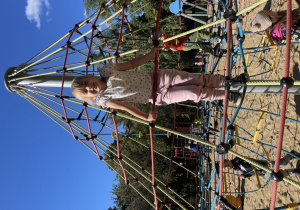 Dziewczynka bawi się.