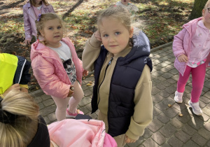 Dzieci pozują do zdjęcia