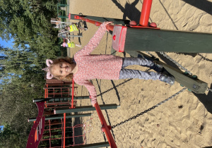 Dziewcznyka pozuje do zdjęcia