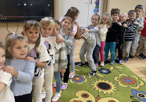 Dzieci bawią się w cyrkowy pociąg