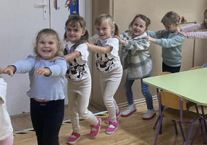 Dzieci bawią się w cyrkowy pociąg