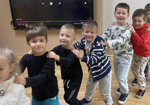 Dzieci bawią się w cyrkowy pociąg