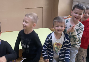 Dzieci bawią się w cyrkowy pociąg