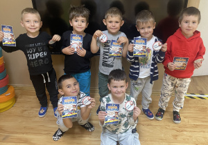 Chłopcy pozują do zdjęcia