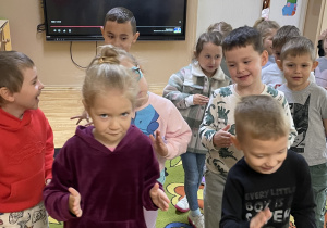 Dzieci naśladują roboty