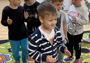 Dzieci naśladują roboty